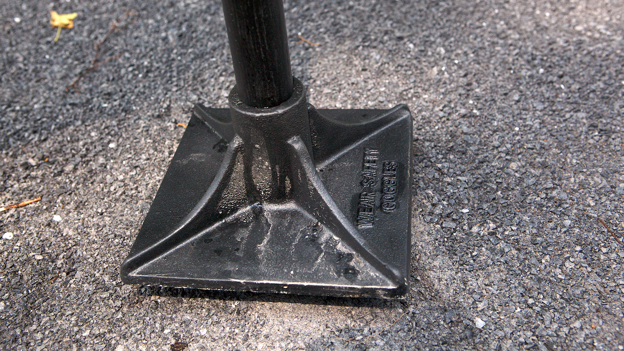 Tamper tamping down asphalt 